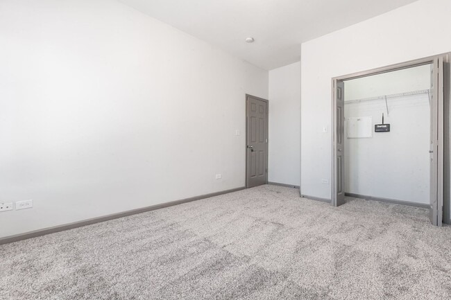 Building Photo - Stylish Bronzeville 2BR with Parking, Storage & Modern Finishes
