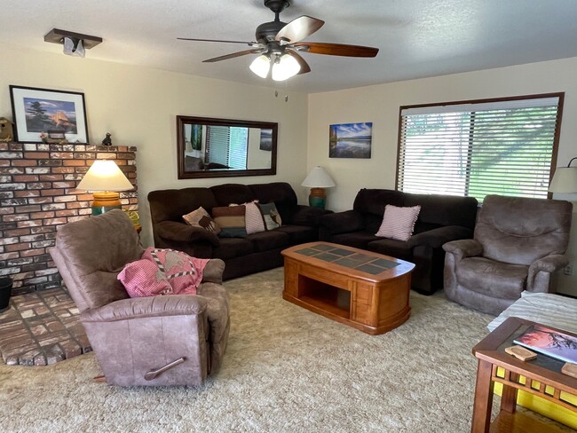 Building Photo - 43126 E Sugar Pine Dr