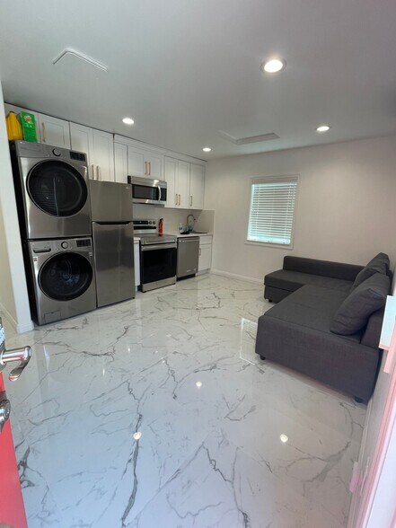 Building Photo - 1521 W Cerritos Ave