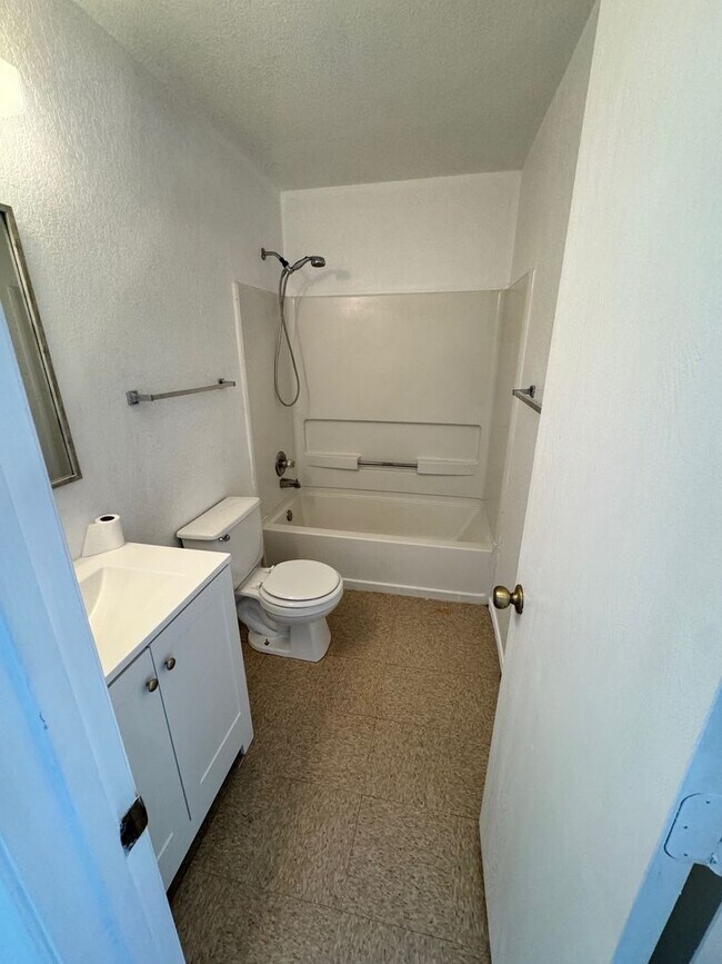 Building Photo - Spacious 3-Bedroom Home in Prime Location ...