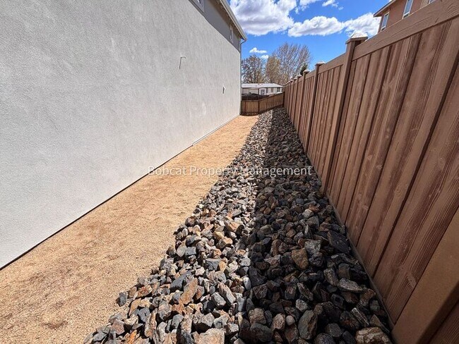 Building Photo - 1112 Little Ln
