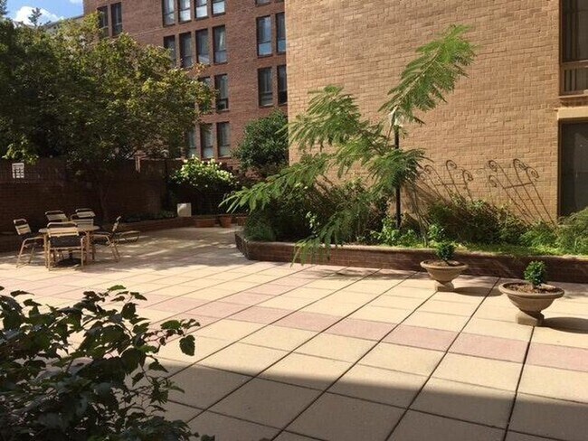 Building Photo - 1260 21st St NW