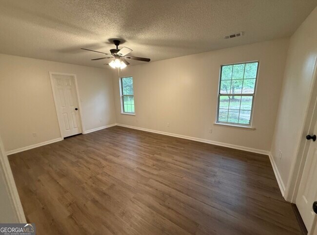 Building Photo - 105 Mockingbird Dr