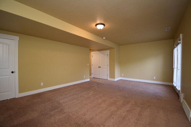 Building Photo - Great 3 Bed 2.5 Bath Townhome in Great Location!!!