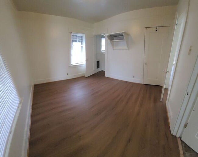 Building Photo - 2 bed 1 bath 1 car garage home cottage in ...
