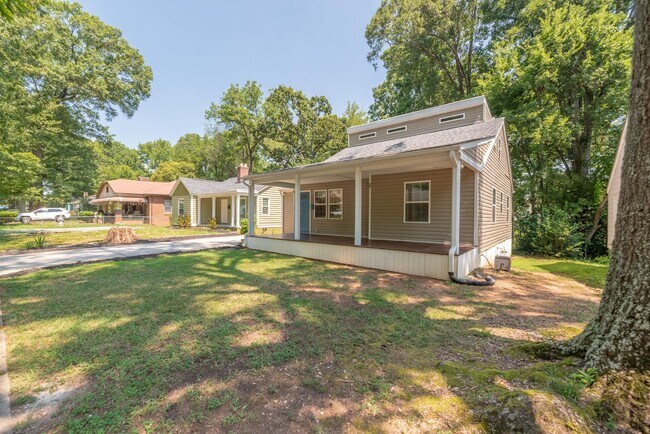 Building Photo - (Coming Soon) Renovated Home just minutes from Uptown!