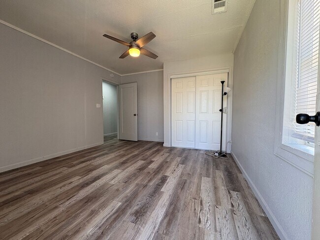 Building Photo - Spacious 3 Bed, 2 Bath Single Story Home