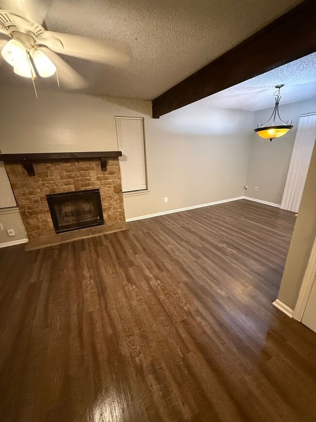 Building Photo - Great 3 bedroom townhouse available