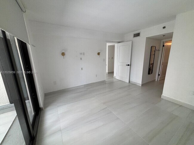 Building Photo - 540 Brickell Key Dr