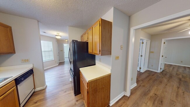 Building Photo - Charming one-story 1st level end unit condo