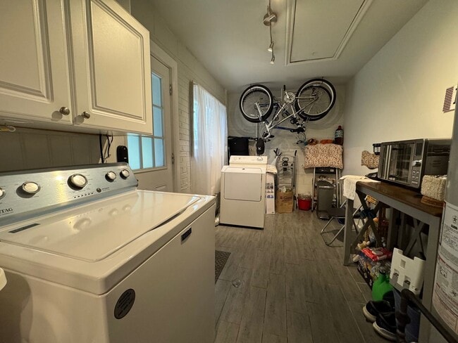Building Photo - Gorgeous 3 Bed 1.5 Bath Single-Family Home...