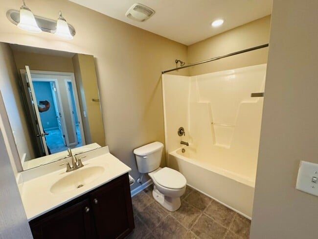 Building Photo - Gorgeous 3 Bedroom Townhome - Ready and Available