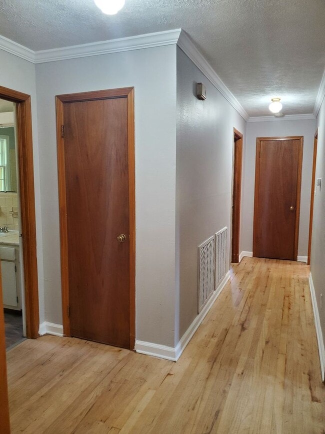 Building Photo - 218 Brookwood Dr