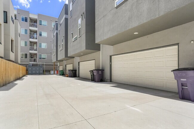 Building Photo - 1 Month Free - 2 Bed Room / 2.5 Bath - Roo...