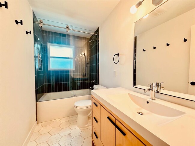 Building Photo - 4803 Everglade Dr