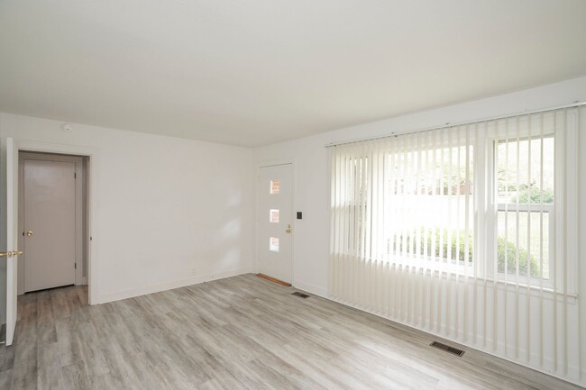 Building Photo - 208 Hillcrest Dr