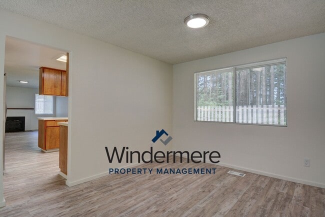 Building Photo - 4 bedroom 3 bathroom pet friendly home