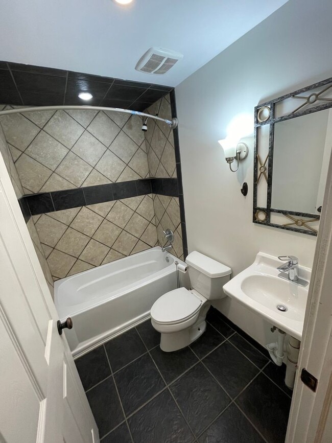 Building Photo - Nice Spacious 3 bd / 3 full bath and 2 hal...