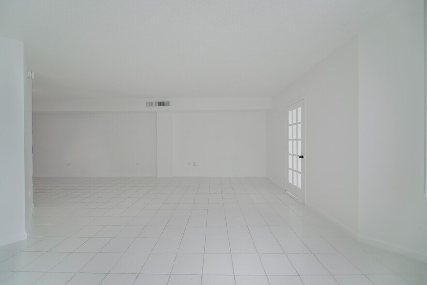 Building Photo - 801 Brickell Bay Dr