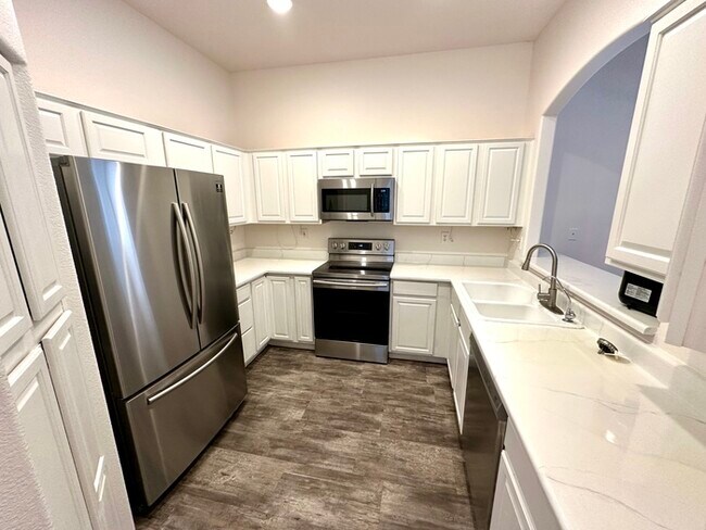 Building Photo - Gorgeous 2 bedroom / 2 bath condo in The E...
