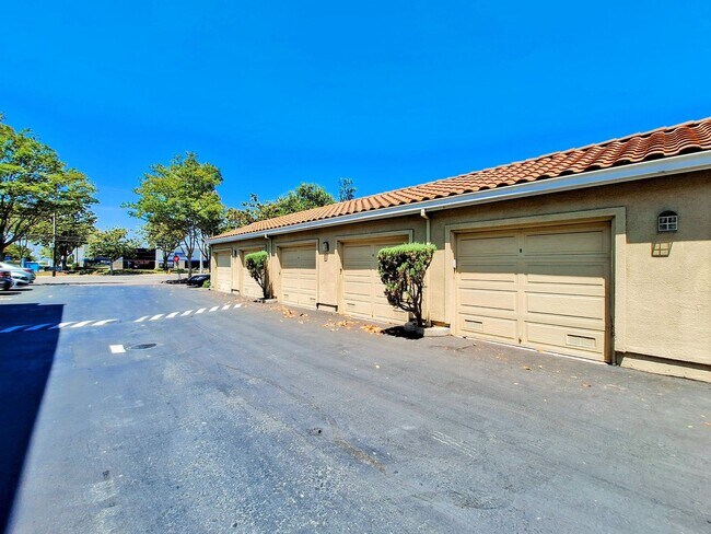 Building Photo - Beautiful Second Floor 3bd Condo w/Detached Garage & Pool