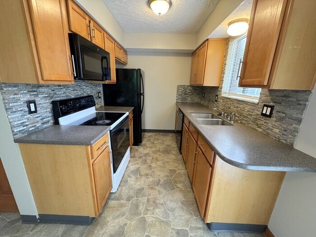 Building Photo - 3090 Highcliff Ct