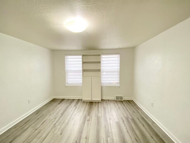 Building Photo - Modern 2 Bed/2 Bath in South Side Slopes- Available July 1st