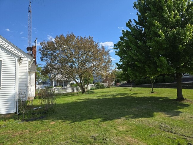 Building Photo - 3BR Home with Large Yard & Extra Storage