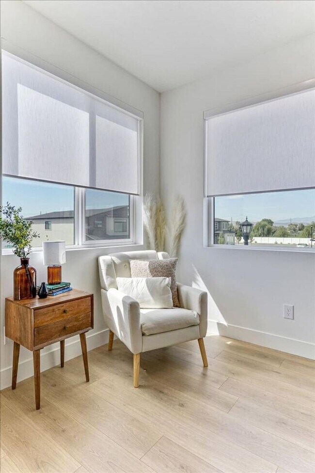 Building Photo - 1055 W 550 S
