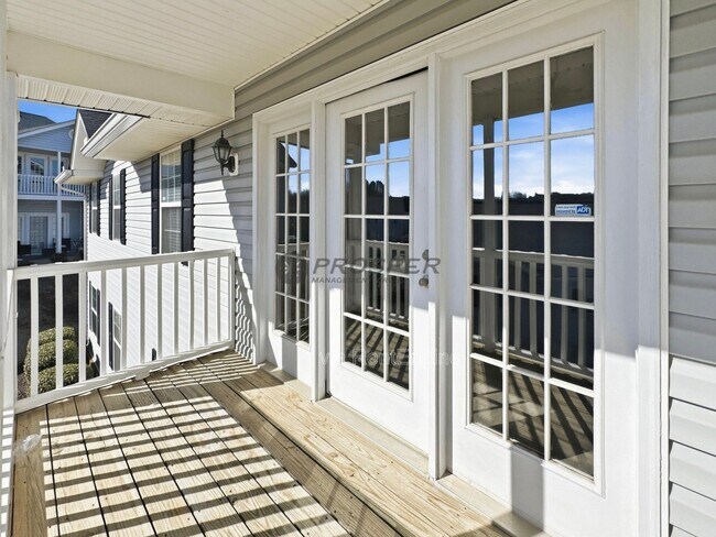 Building Photo - 107 Pelham Square Way