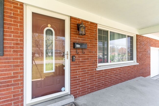 Building Photo - Welcome to this charming 3-bedroom, 2 full...