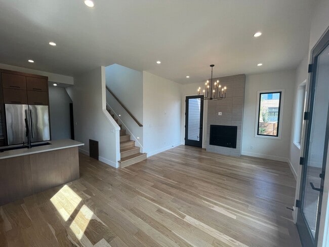 Building Photo - Like-New Townhome in the Gorgeous Terrane ...