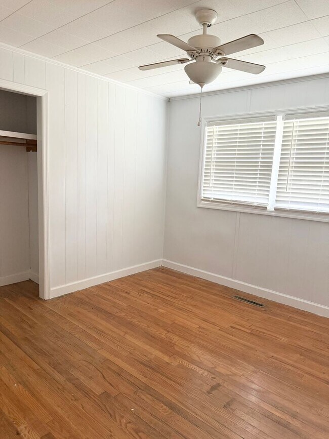 Building Photo - Charming Move-In Ready Home with Bonus Space & Spacious Yard!