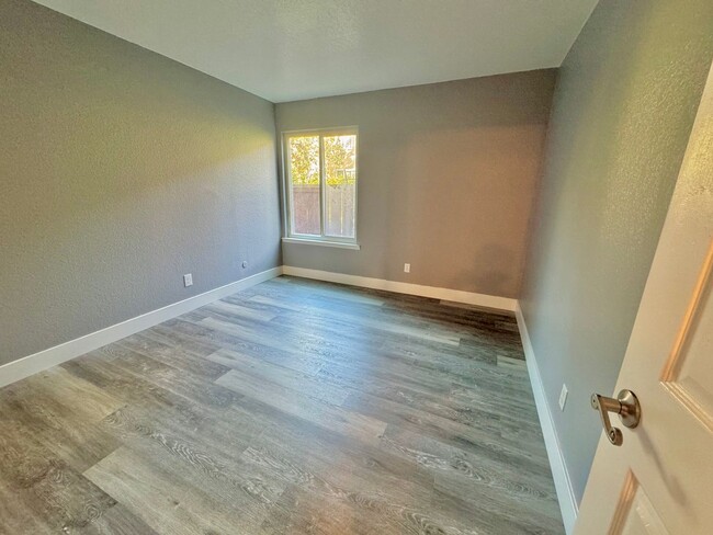 Building Photo - Cozy 2 Bedroom 1 Bathroom Condo Available ...