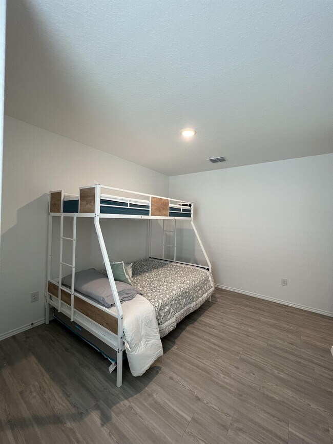 Building Photo - 8523 Grosbeak Cv