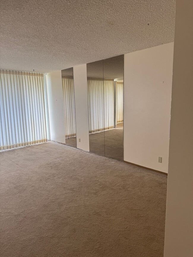 Building Photo - Furnished 2 bedroom 1 bath Condo