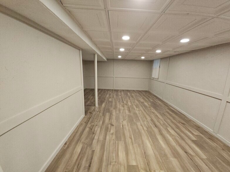 Building Photo - 624 E 74th St