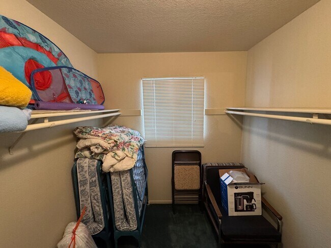 Building Photo - 2BR Bedroom 2BA "Split Level Condo and is ...