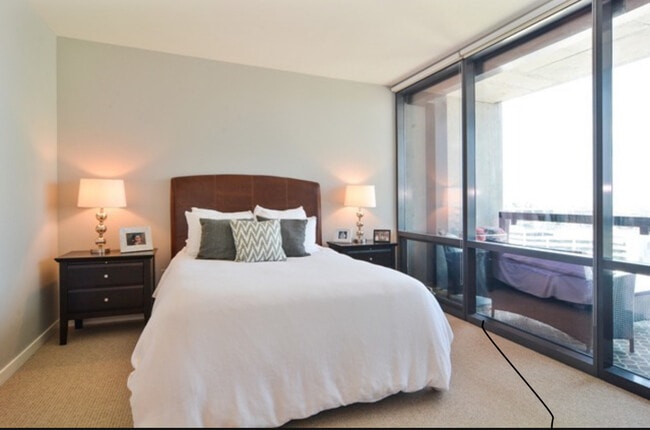 Building Photo - 860 W Blackhawk St