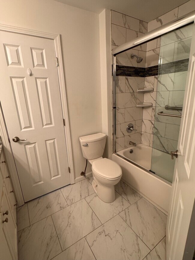 Building Photo - 18 Triangle St