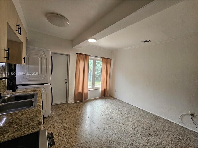 Building Photo - 1100 NE 115th St