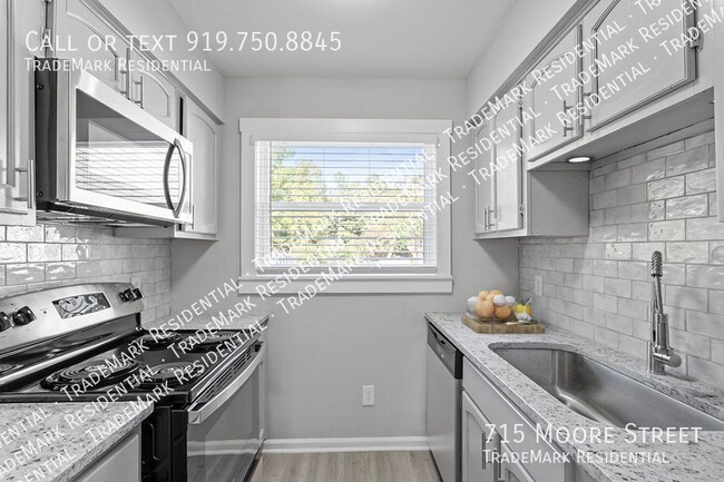 Building Photo - Beautifully Renovated Townhouse Near Downt...