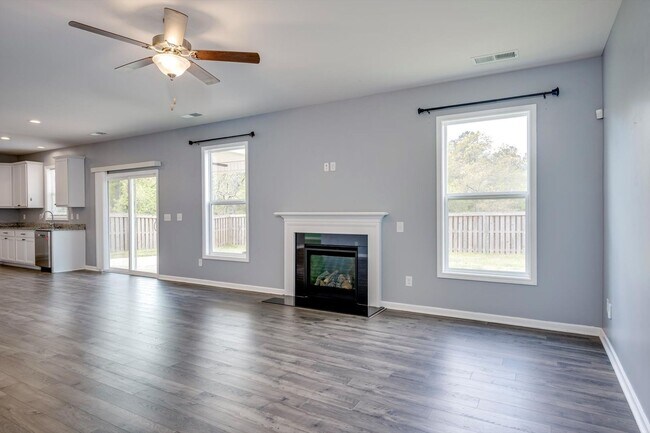 Building Photo - Beautiful 5 Bedroom Home For Rent