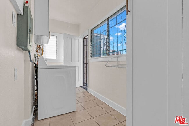 Building Photo - 6627 W 6th St