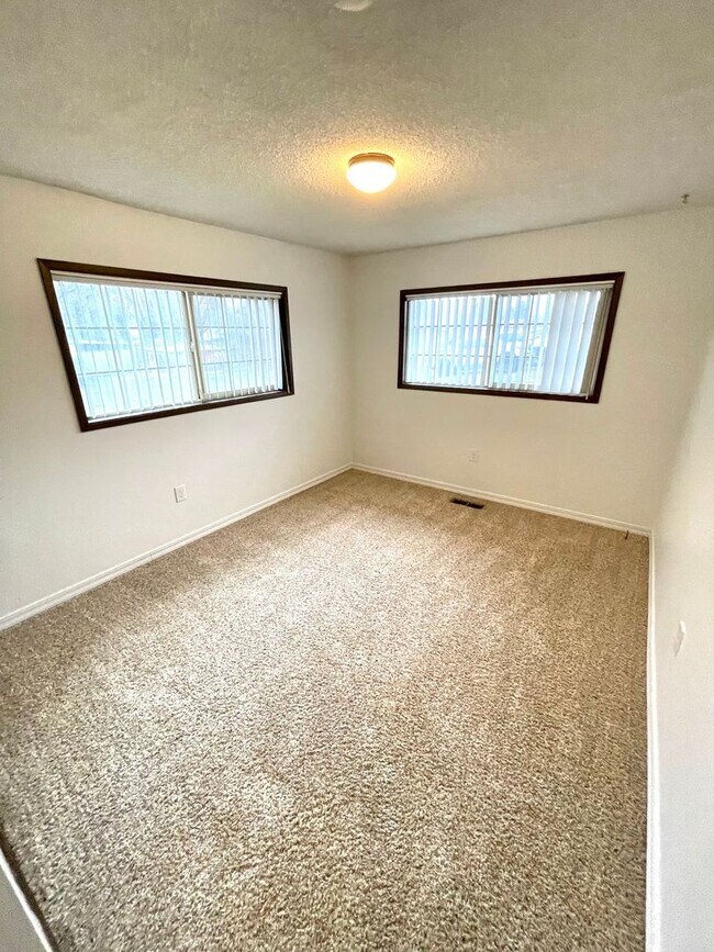 Building Photo - 3 Bedroom, 2 bath home in Sunset Village