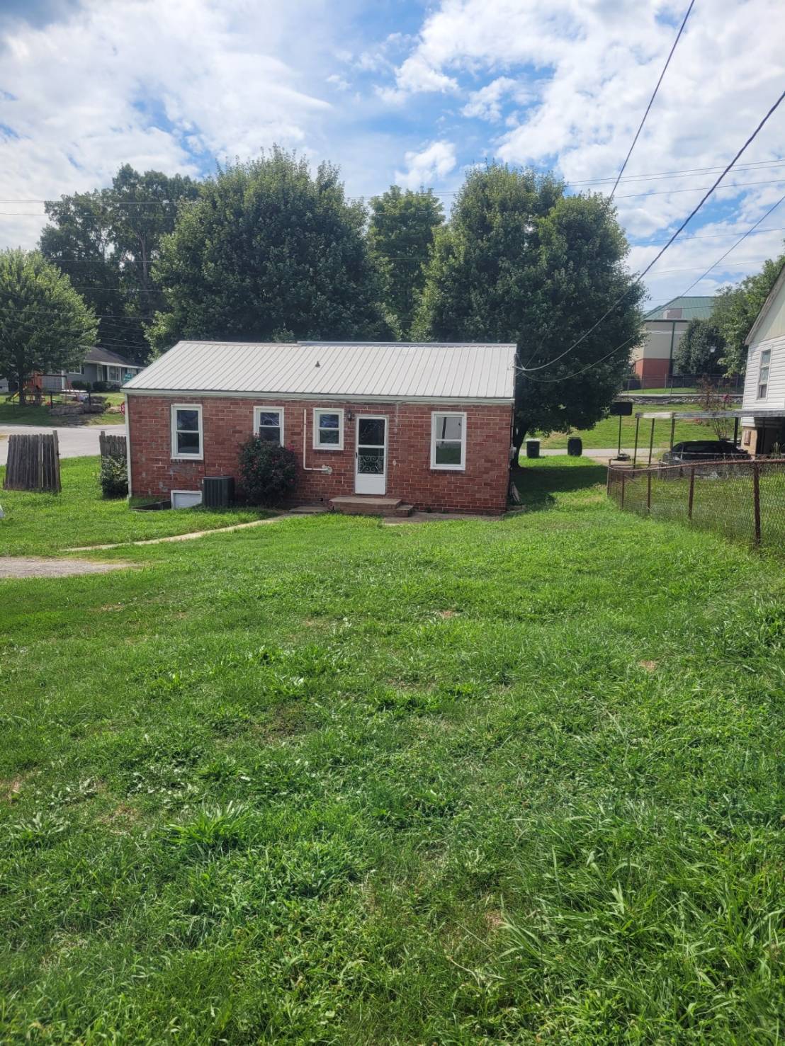 Building Photo - 401 Amber St