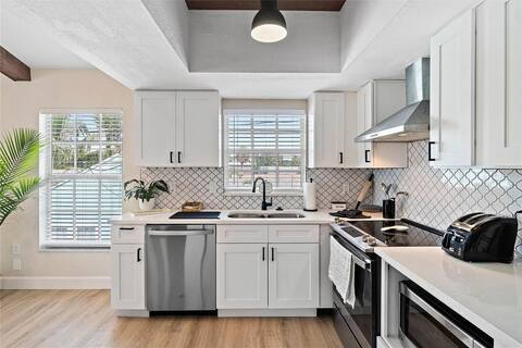 Building Photo - FURNISHED AVAILABLE JANUARY 2026. Beach Re...