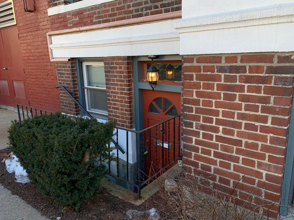 PRIVATE ENTRANCE - 100 Lanark Rd