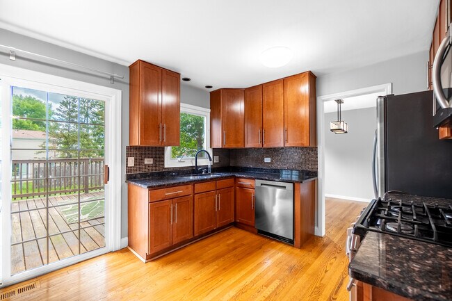 Building Photo - 2122 Kensington Dr