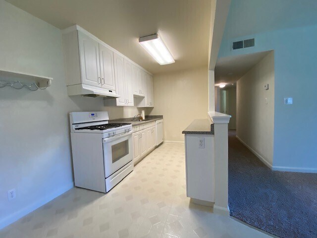 Building Photo - Great 3 bedroom 1 bathroom Duplex in Sacra...